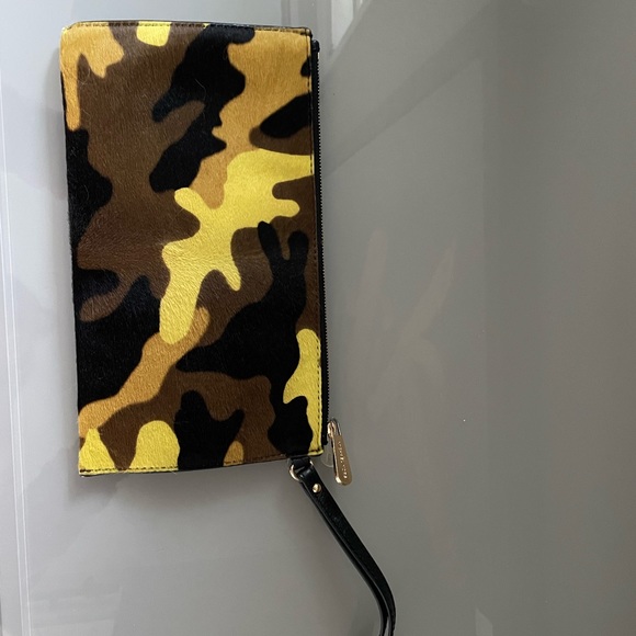 Michael Kors wristlet. Cowhide material. Excellent Used Condition. Used once. - Picture 5 of 5